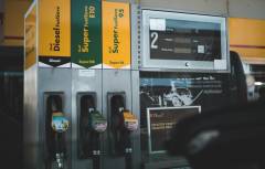 Ceny paliw spadną o ponad złotówkę, ale kierowcy muszą poczekać do wtorku