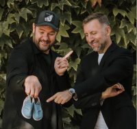 Marek Sołtyk, prezes zarządu Shoes for Fun SA i Tomasz Karolak - ambasador marki Slippers Family: Celem spółki jest zostanie liderem w sprzedaży e-commerce obuwia dla dzieci w Polsce