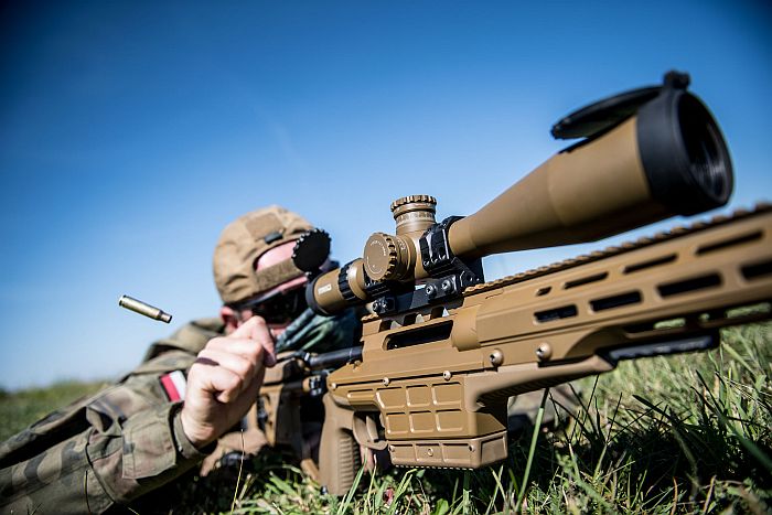 Novina, inwestuje, w, sektor, militarny, Kurs, akcji, wystrzelił,